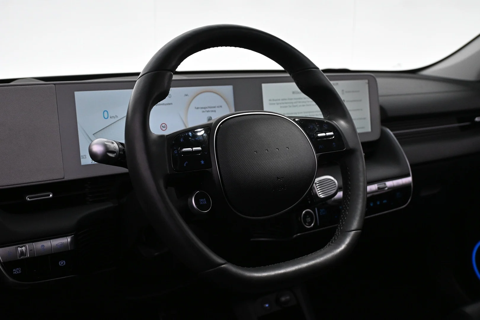 Car Image - 6kdUeoJRZdscoDWt7buiWF