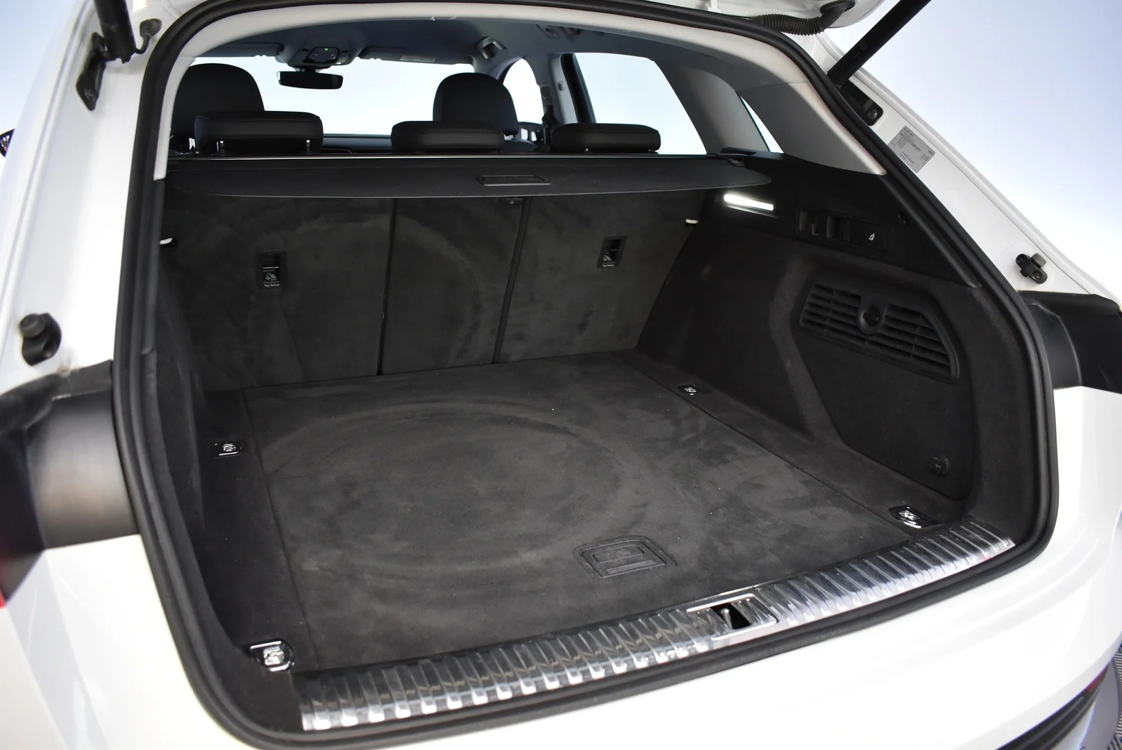Car Image - 1JfsIEGSVWc74AAxnOY45c