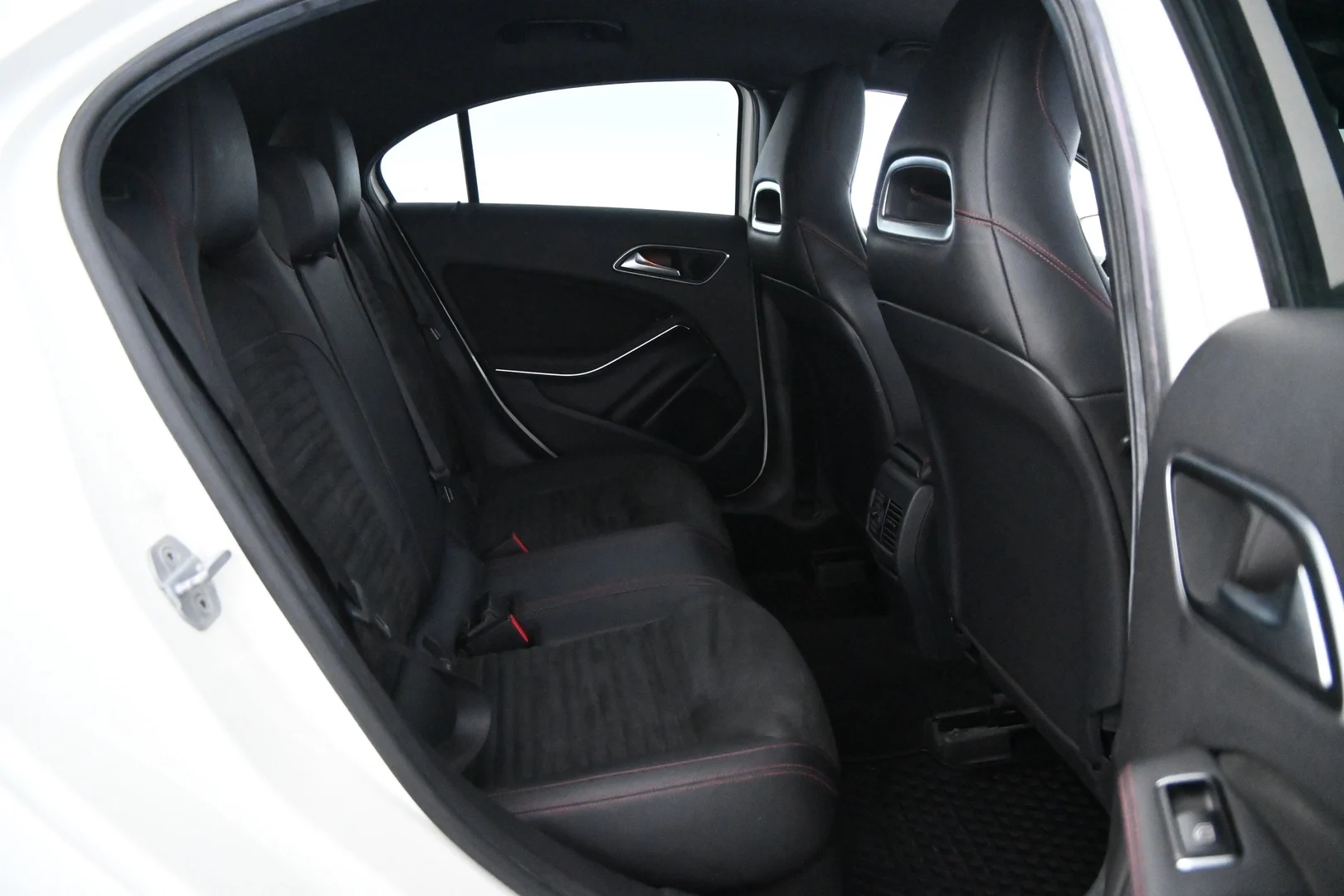 Car Image - 67bOpQbH9yjN8YIsHgBWdF