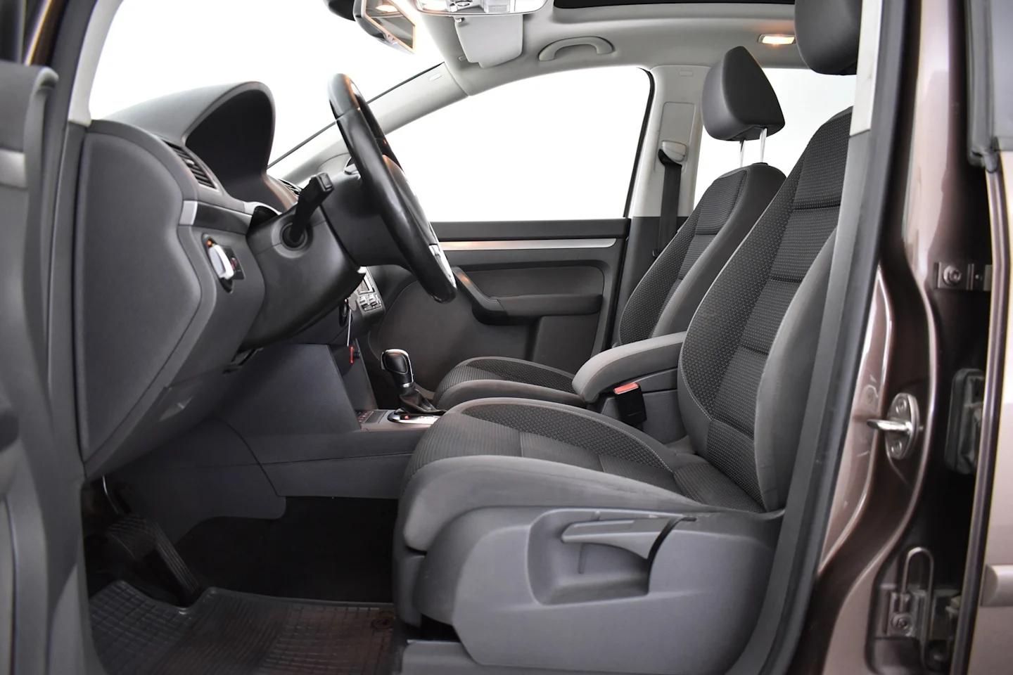 Car Image - 4nSPRrwj5JGnc6v37TbOy4