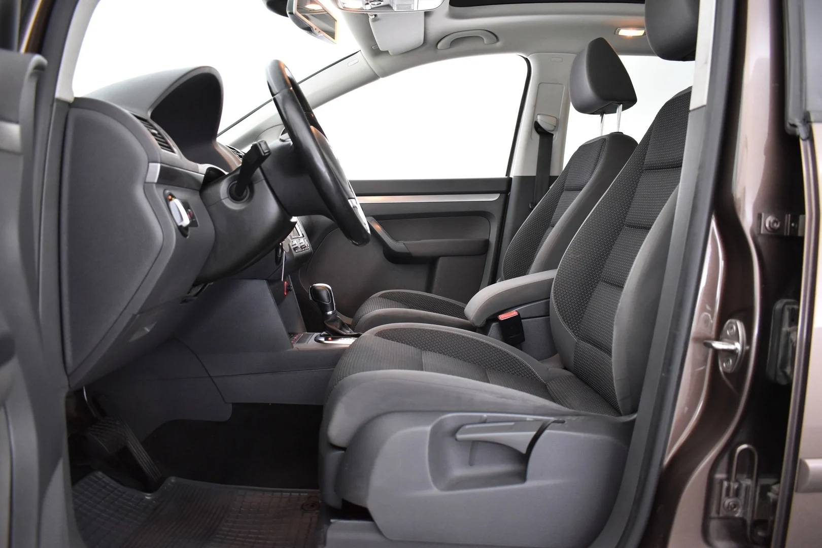 Car Image - 4nSPRrwj5JGnc6v37TbOy4