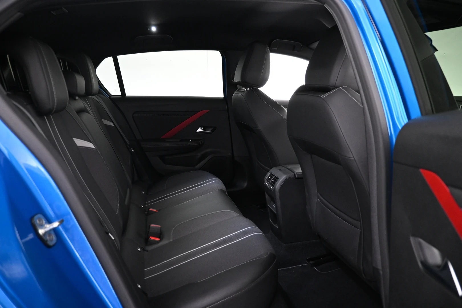 Car Image - oAJ9qpySy96LXucEzympd