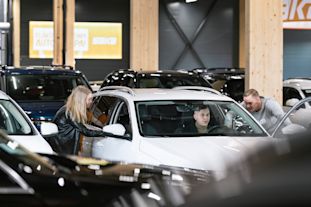 Auton vahaus keväällä ja syksyllä suojaa maalipintaa lialta, UV-säteilyltä ja kosteudelta, säilyttäen auton kiillon ja arvon.