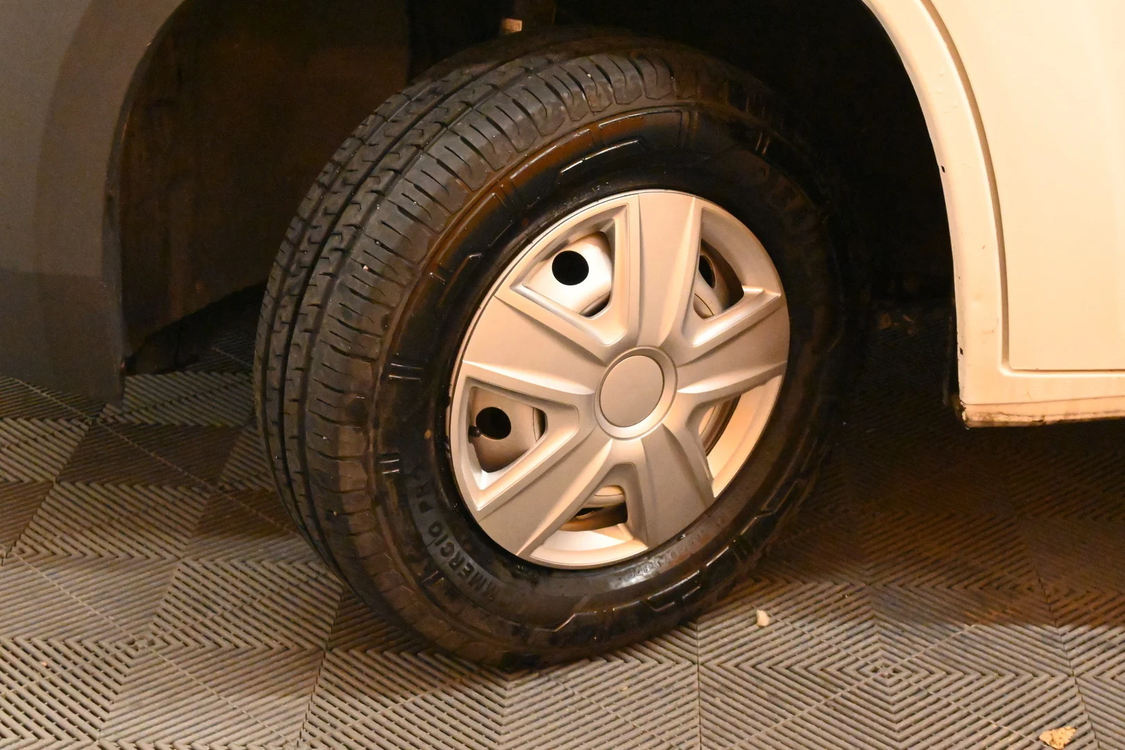 Car Image - r70oq0DdFb3lXrDsV44un