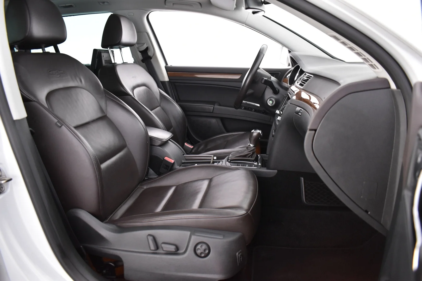 Car Image - MS4iWvbiEdivxwB4uEoip
