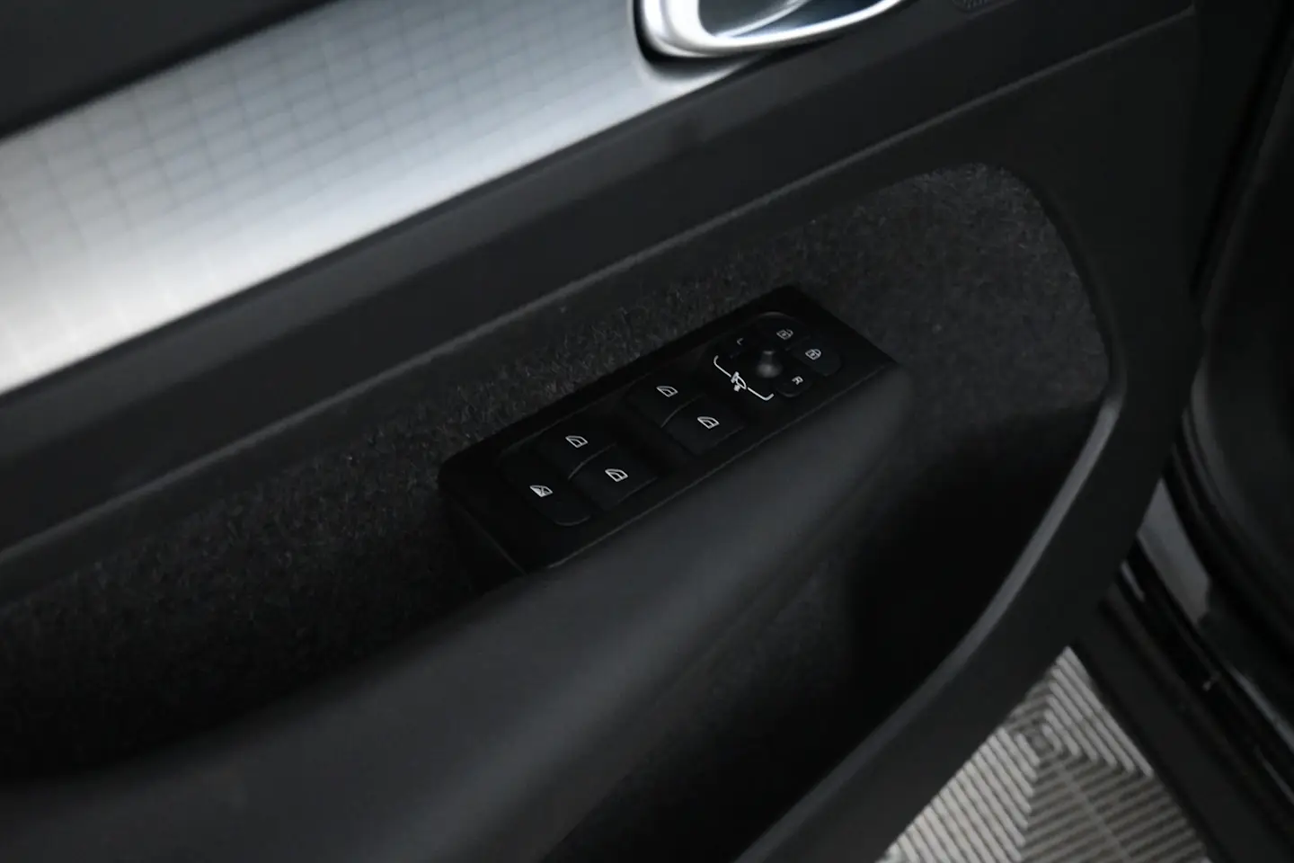 Car Image - 5YCv7FjDnjiBcrq1b8e15k