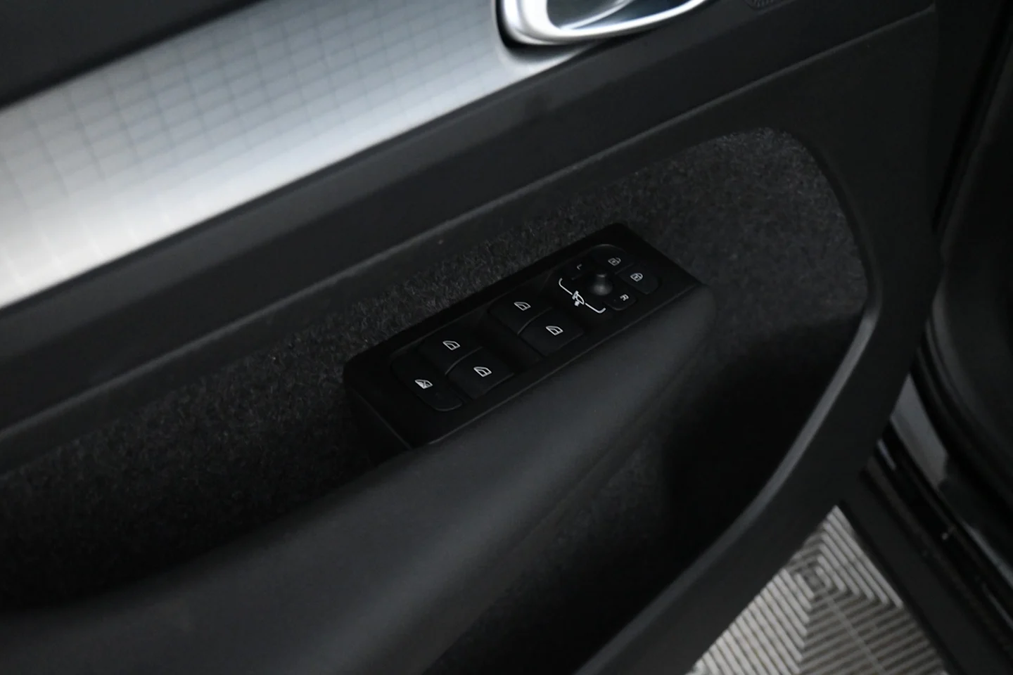 Car Image - 5YCv7FjDnjiBcrq1b8e15k