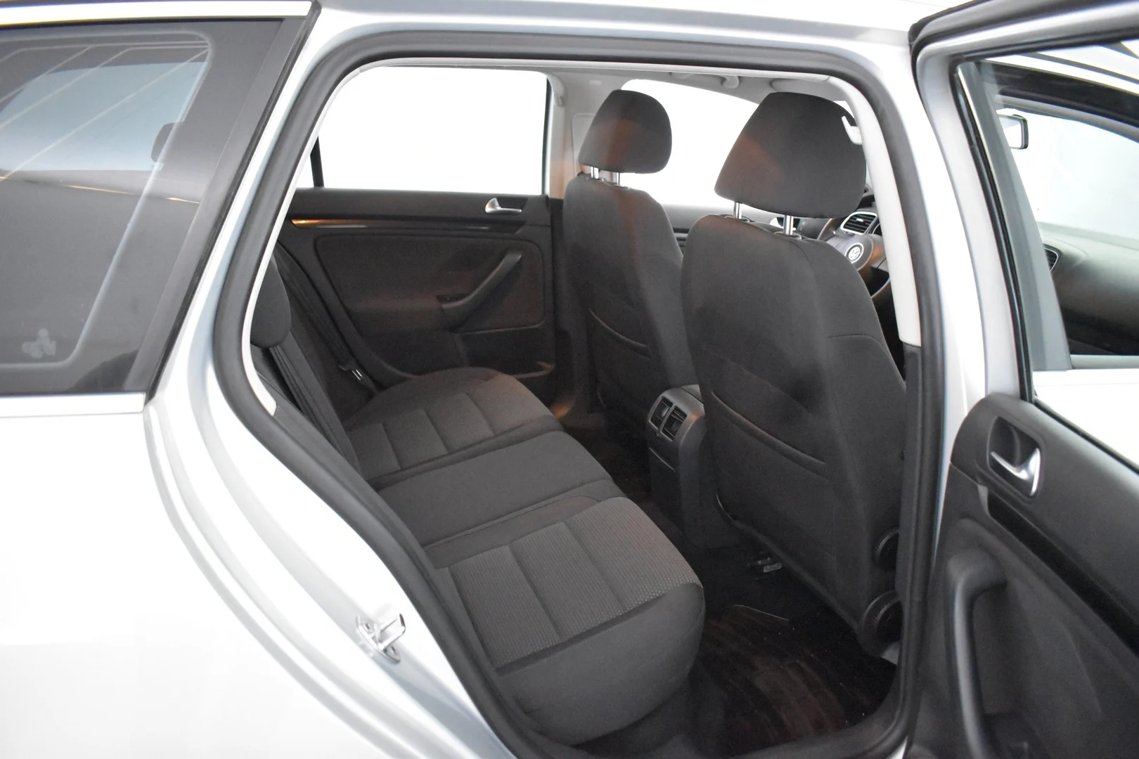 Car Image - 2zyiy1cli5QgAD4EVd4WIl
