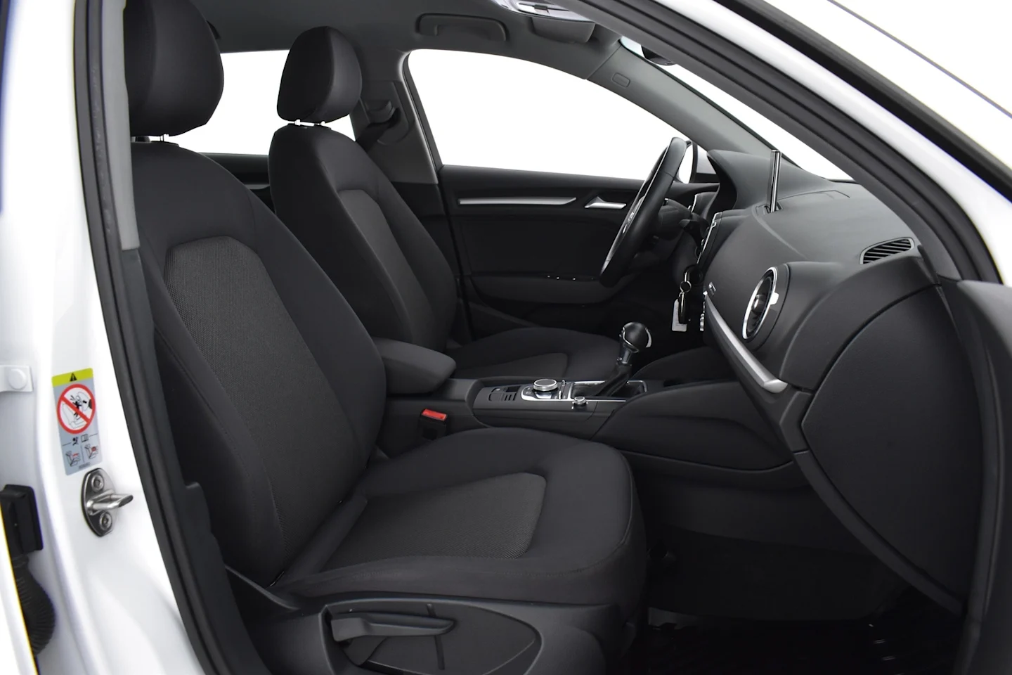Car Image - 3UxOW2RicncyZbS9XYZtTL