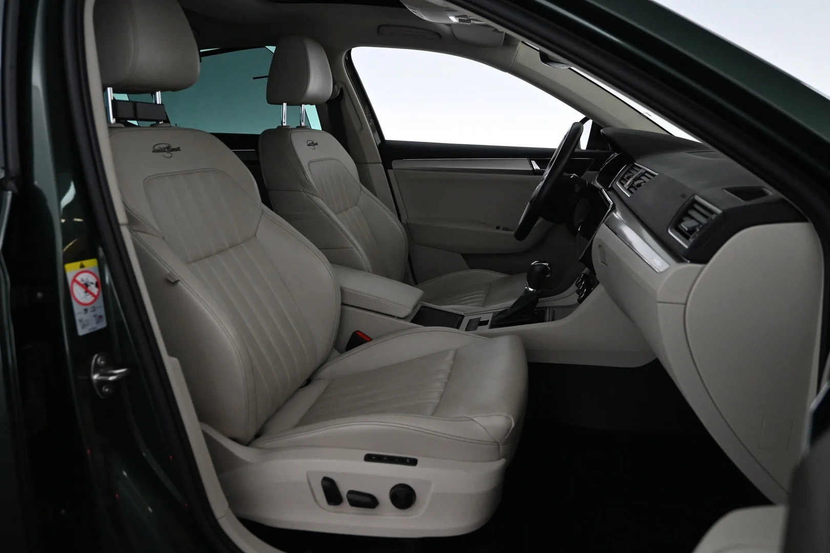 Car Image - 5DzKoQEoITikNUdKkn0xR4