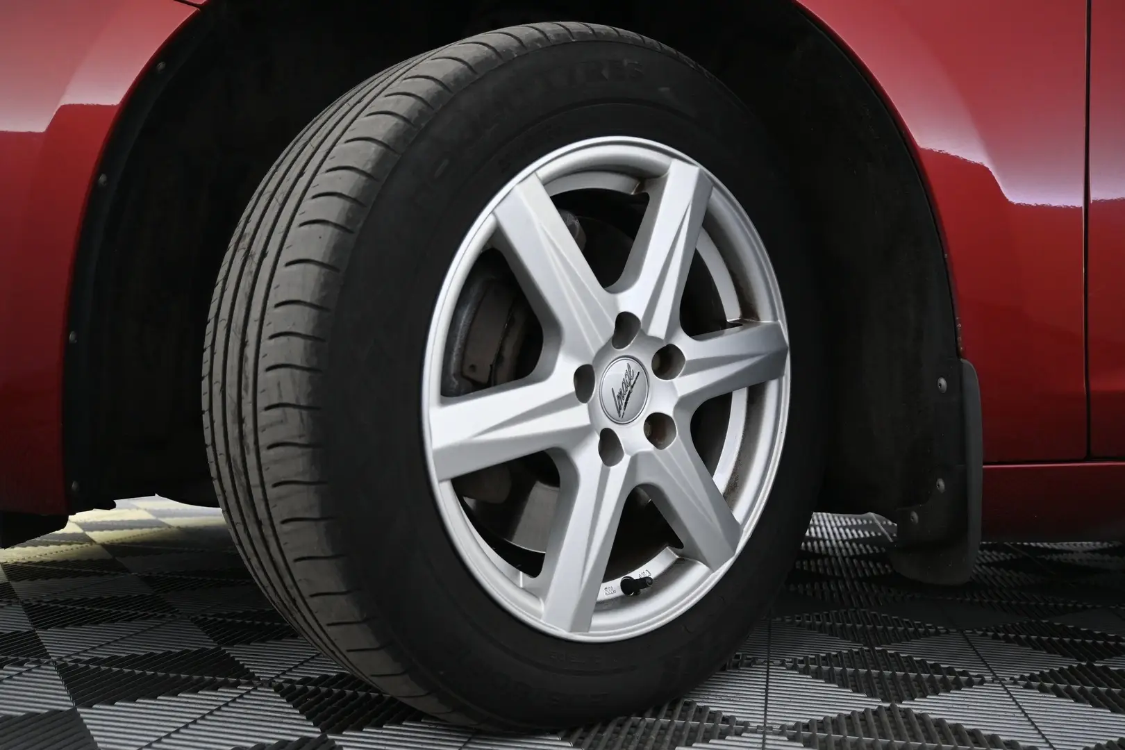 Car Image - 2GJVSQWdj8zyS17h87Y1gX