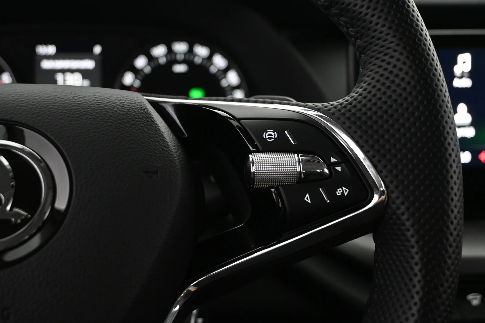 Car Image - hJu0WUsL6V9Z5ztRNths4