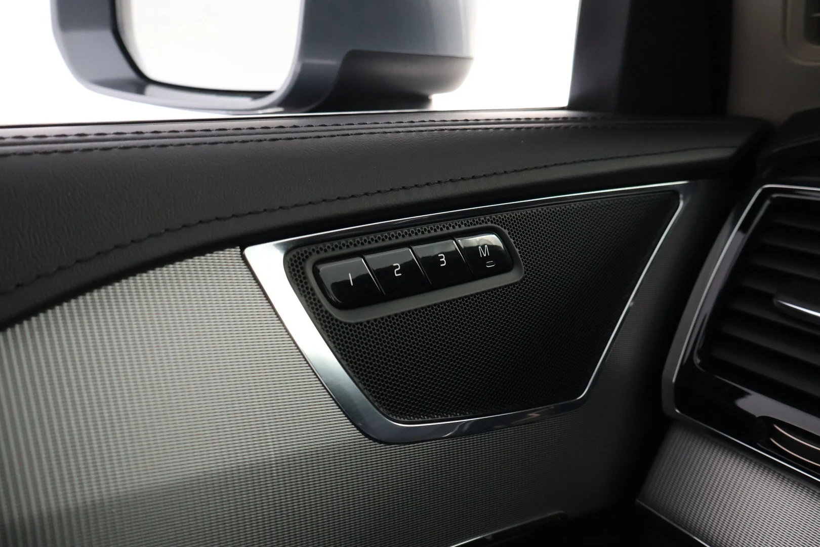 Car Image - 1oOsdNVRe30pIf3Ej4GkIX