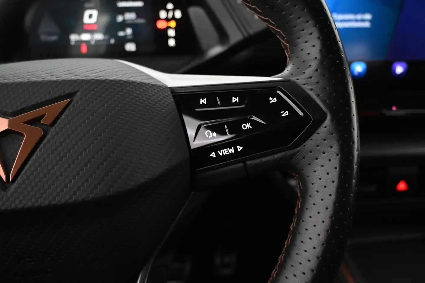 Car Image - 2iZLuVenobhca79rTjjUND
