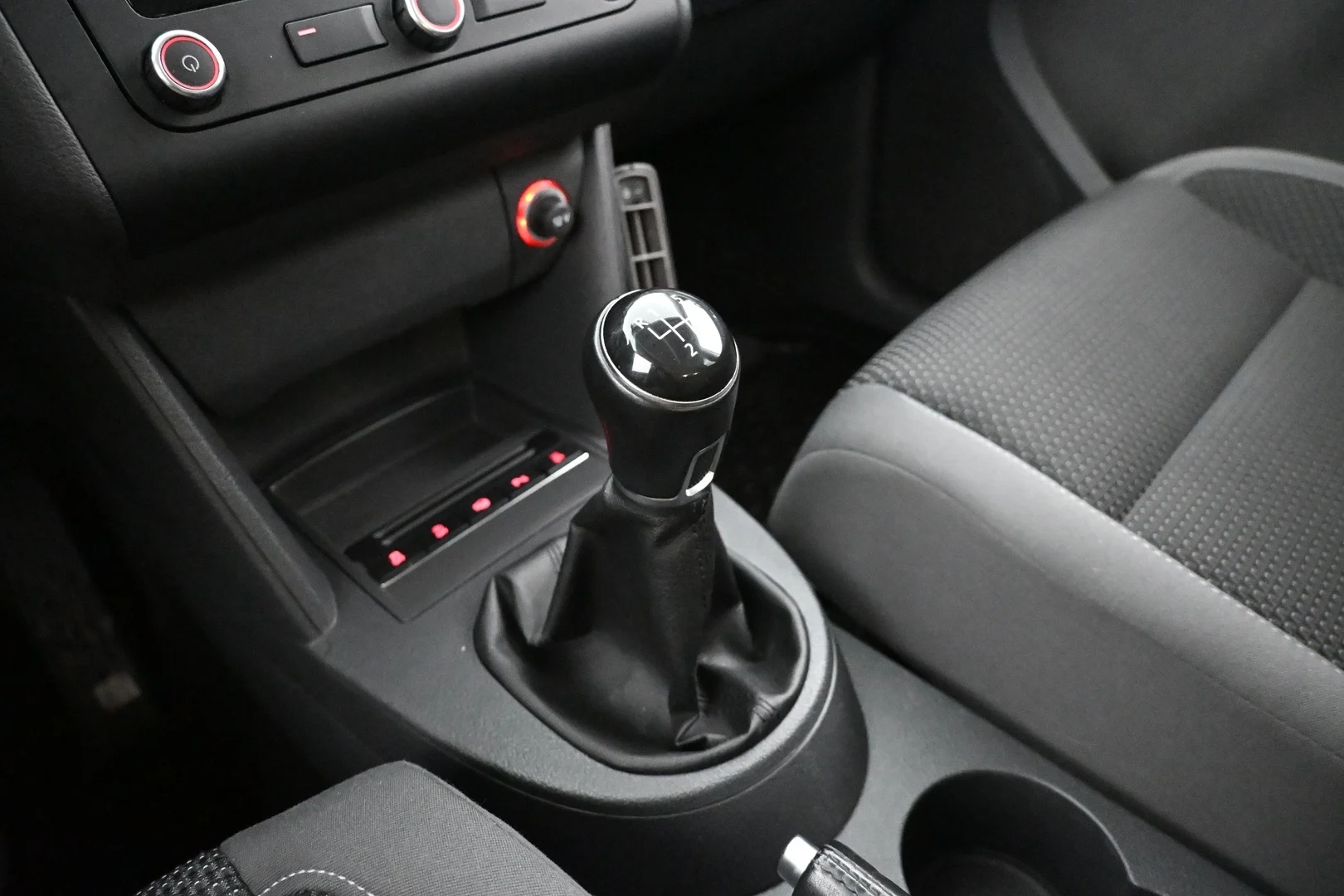 Car Image - 3IVJxxnVImVaTliDIR8Ewf