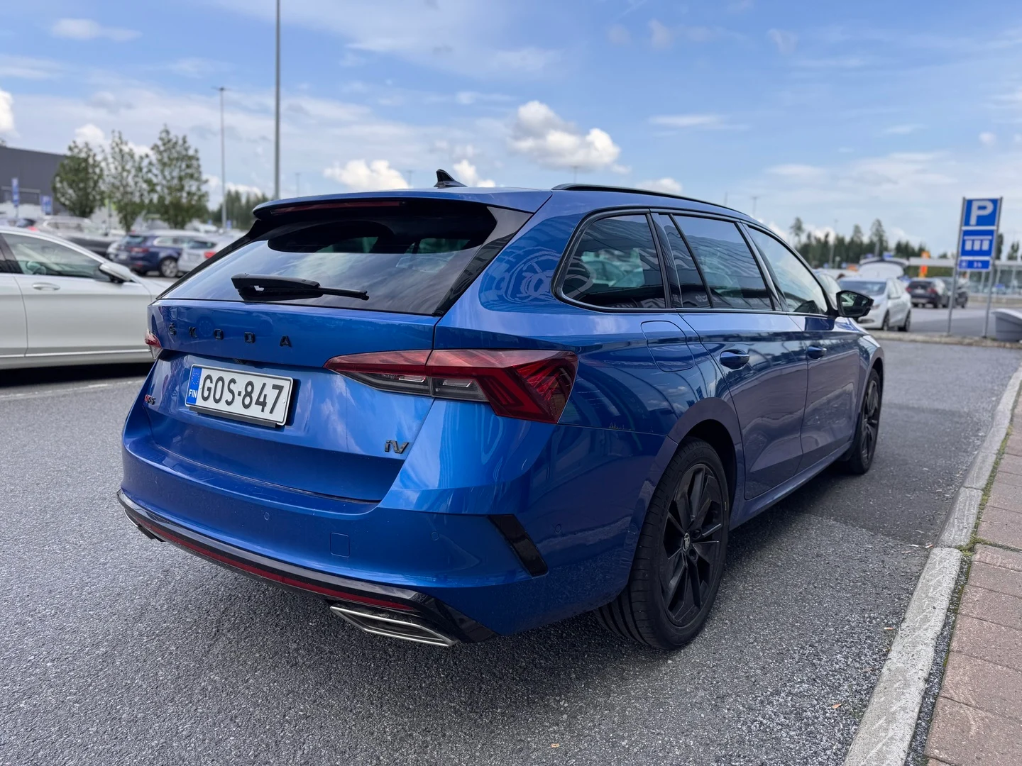 Car Image - IJH2KYEfMFNmeEKA7iZOE