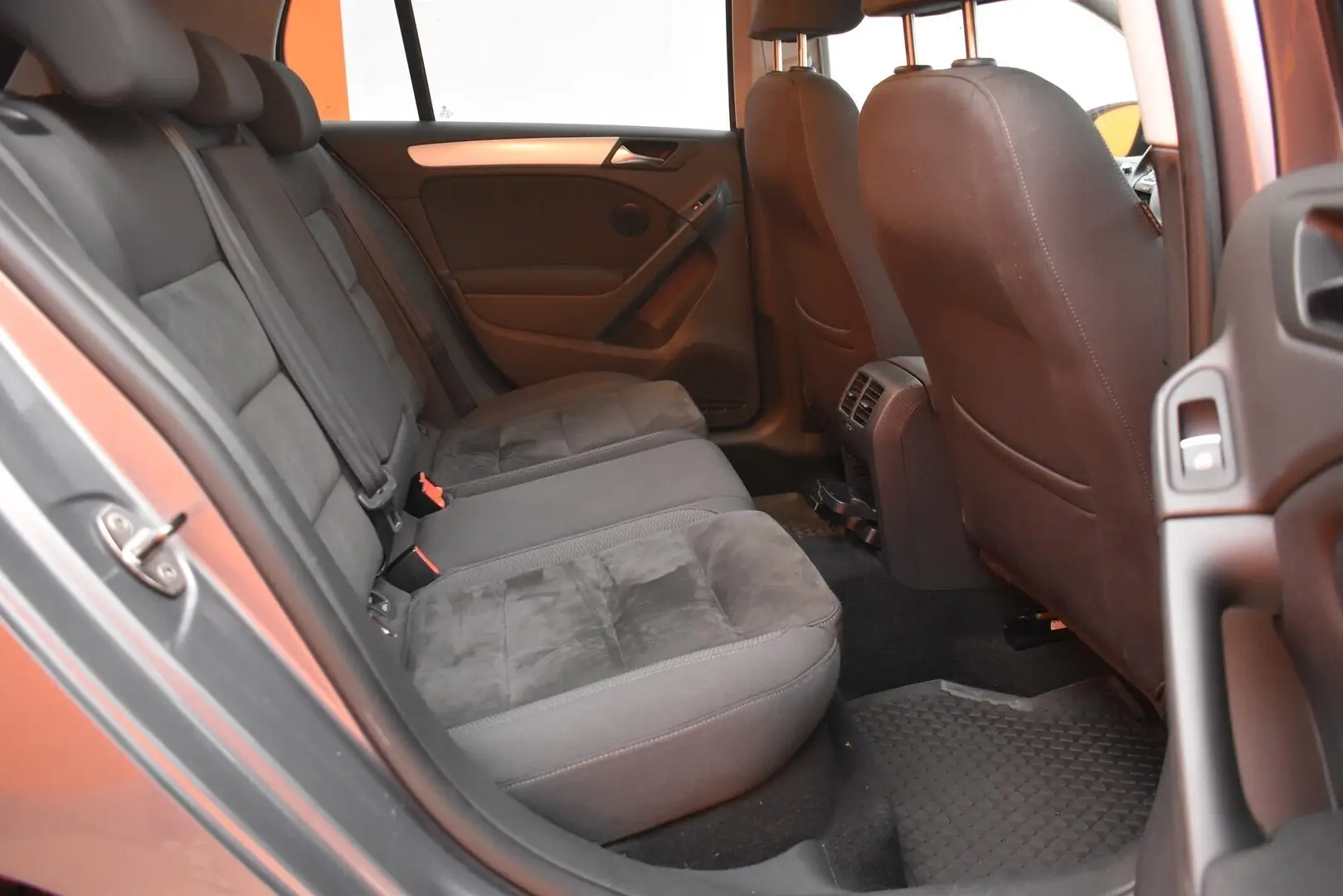 Car Image - 1RHrr6IdQq6AT0oHzhn2os