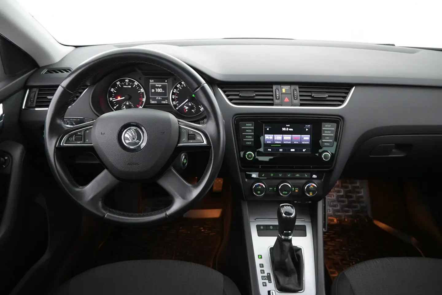 Car Image - 2BawsJ65SxunKi7u7GFmM9