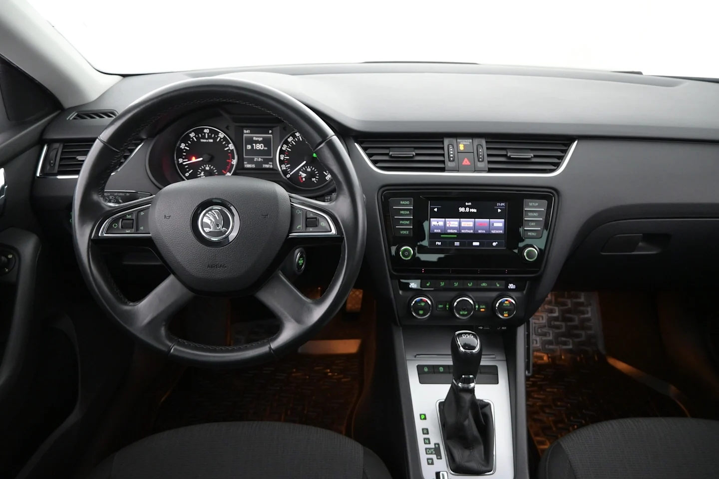 Car Image - 2BawsJ65SxunKi7u7GFmM9