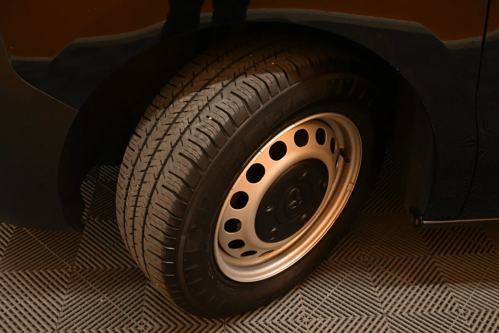 Car Image - 2M320KGY0gGgsQMGsGggDk