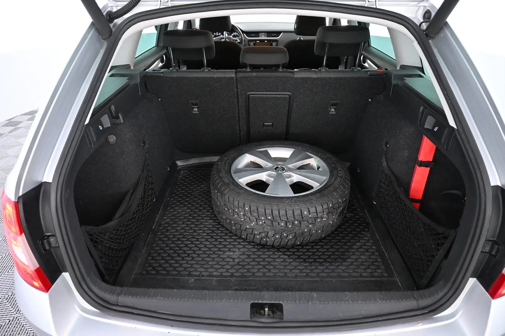 Car Image - 60JczBX9tAaHXWvP8947G3