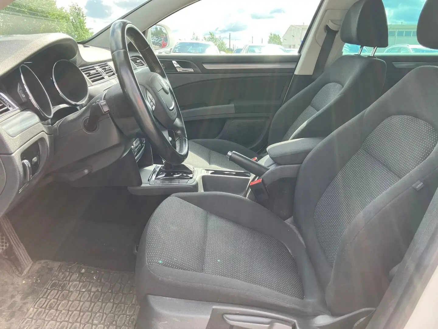 Car Image - 2gbnXzu47nrNFDmAGCnWQo