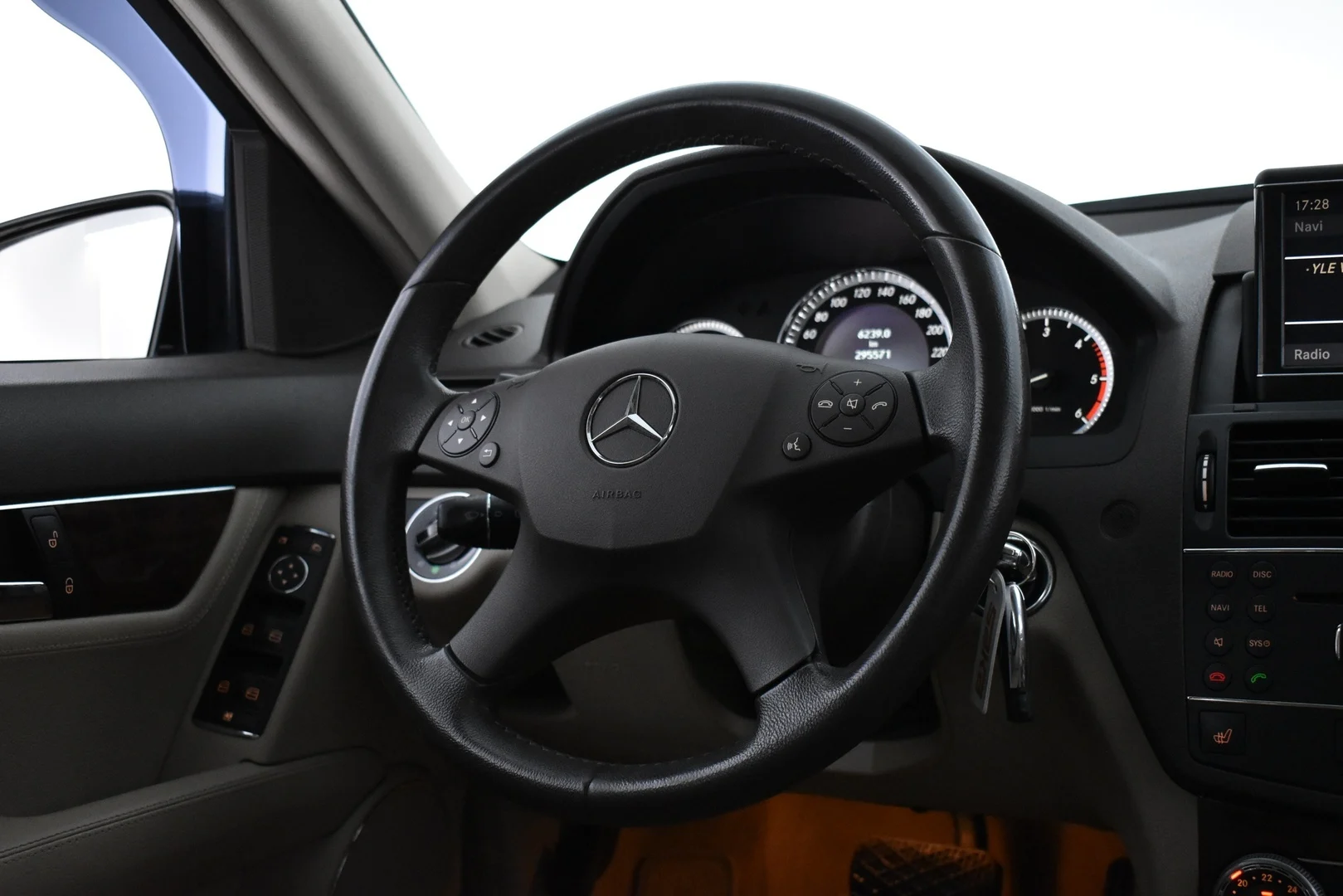 Car Image - 6jVhXgRvIaKZU8L93lkJ1M