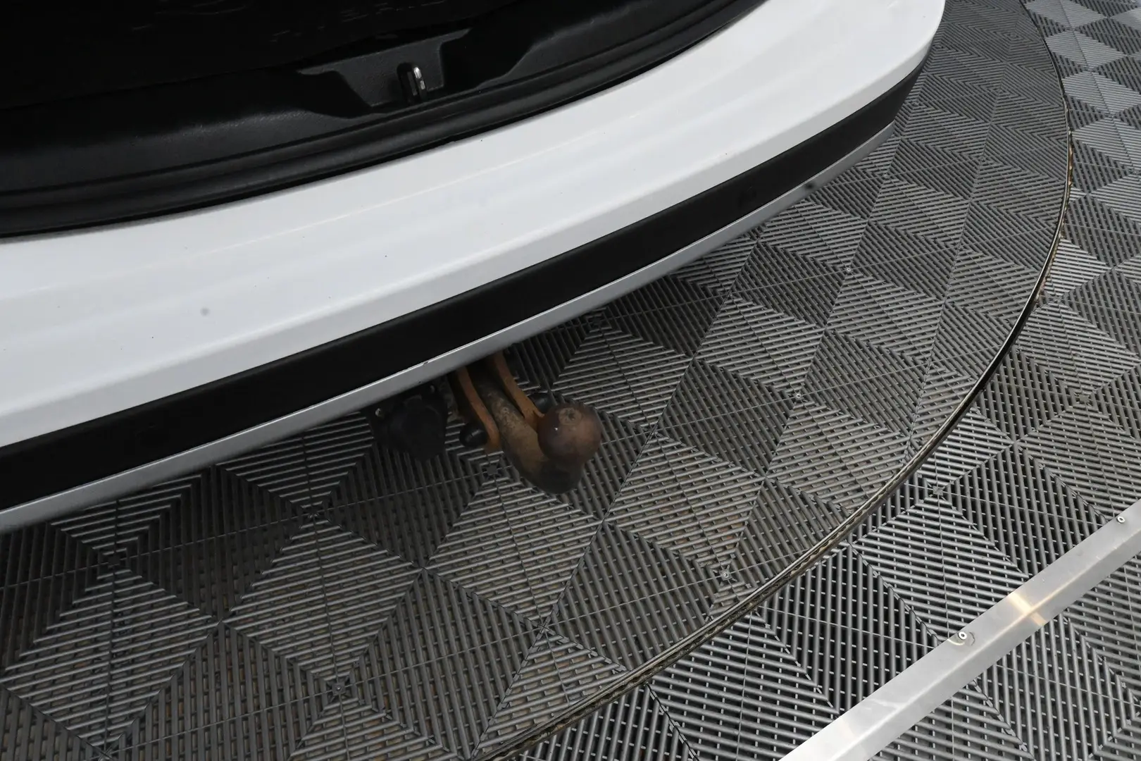 Car Image - 3R9uQyrhiu89yYY1yDeiW4