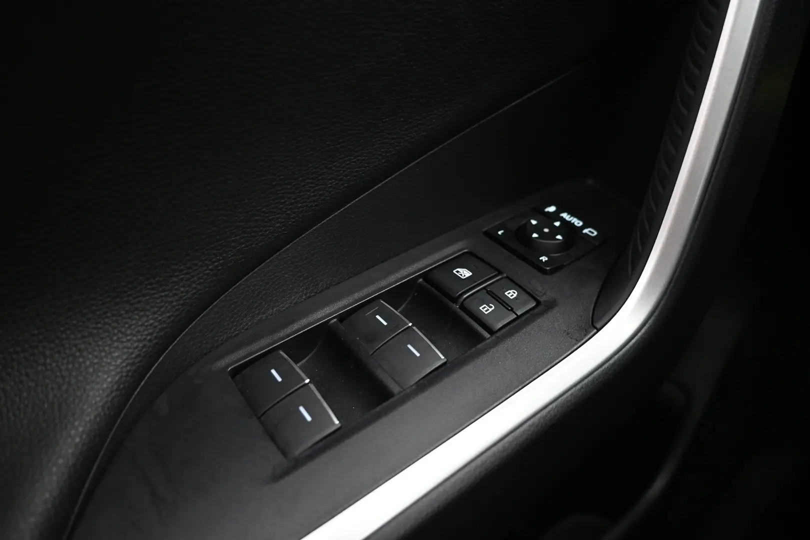 Car Image - 6I3IPIa9EkpTnVoAEVYi0N
