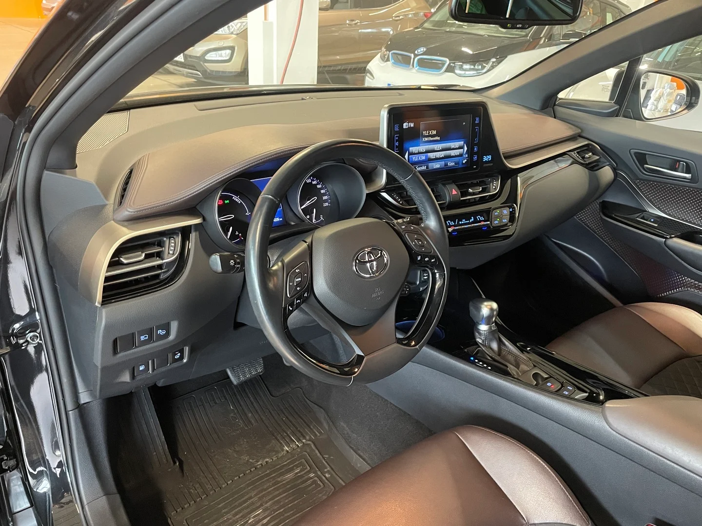 Car Image - 1t2OJg6t1ReeWLSHThB3Vx