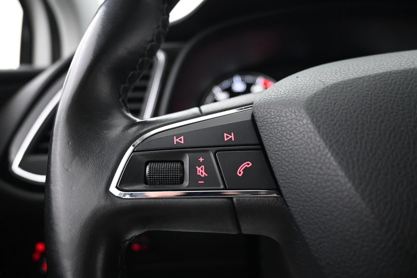 Car Image - 6UvSLDv4VnoxgxUdXFk1hZ