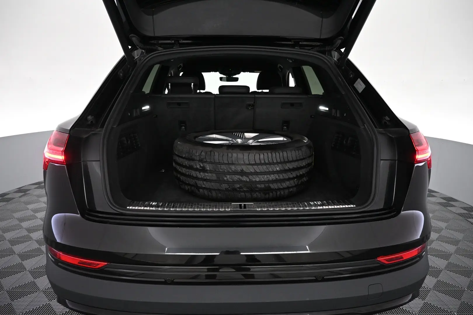 Car Image - 2LU8zTURWrBpoe0tWrrnM1