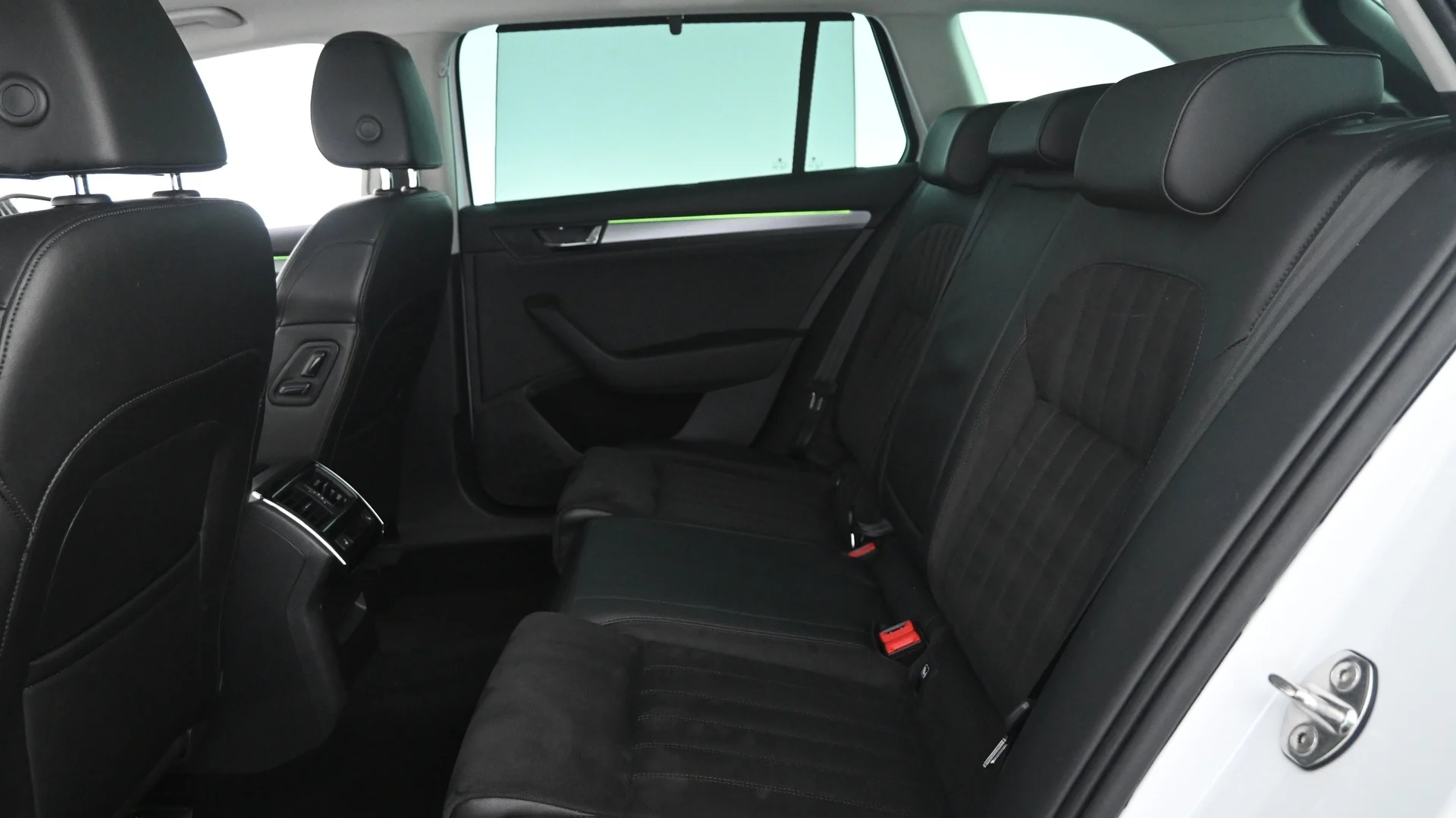 Car Image - 4zQg7lkm1rEsOm2IhGnPoN