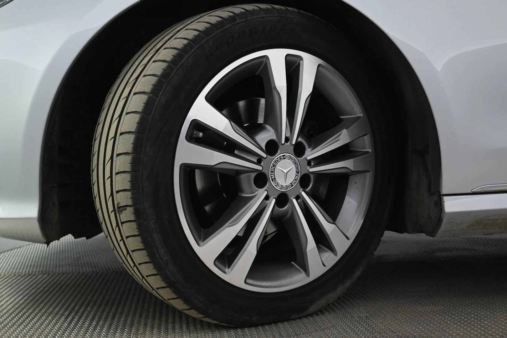 Car Image - 4c2tDA5UR5fNpB7rXiVJtK