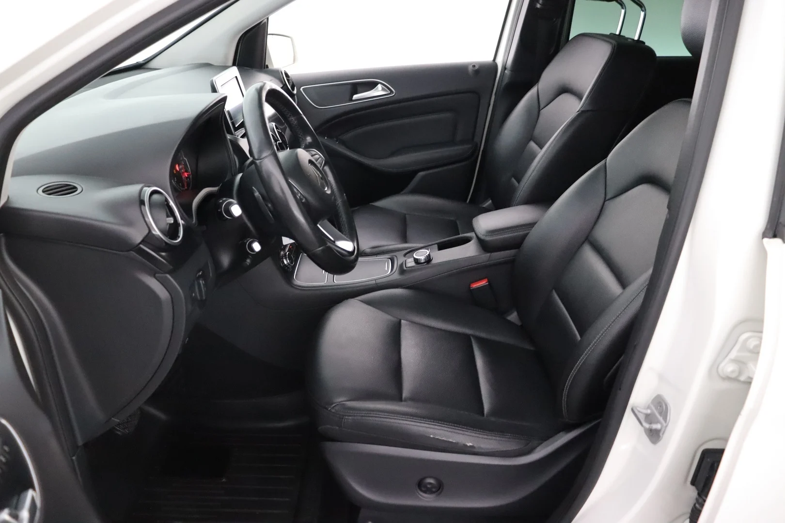Car Image - 2Jb9mVvy8MAhboROXzbgMM