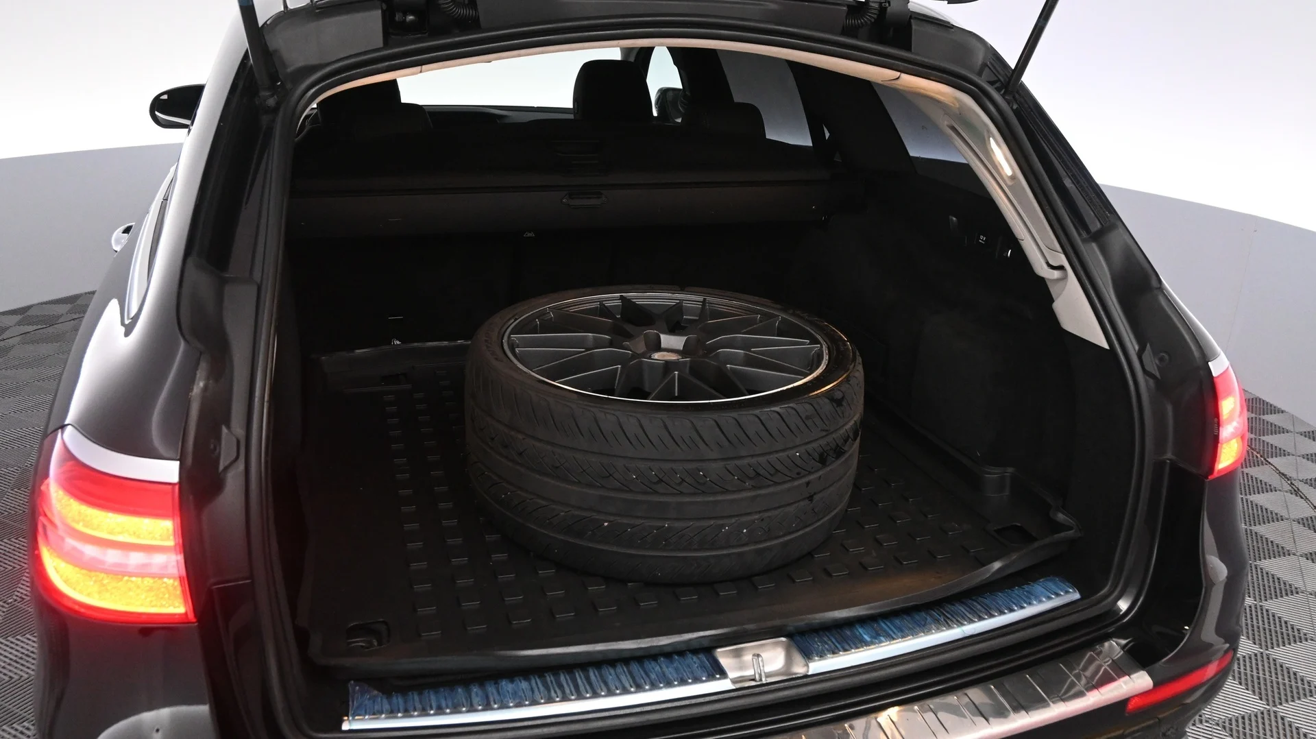 Car Image - 1S9xHCUVZVRDKrLVVogshs