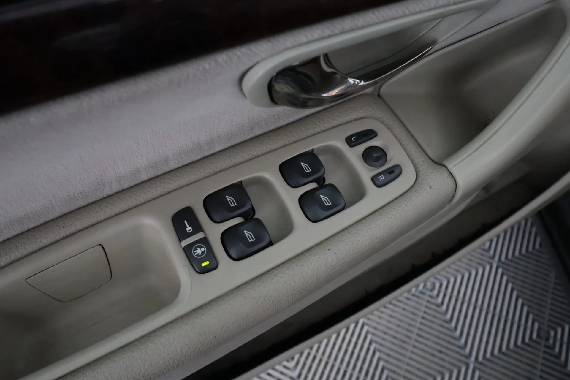 Car Image - 1qn7DxokFHmimmxrdDDMdj