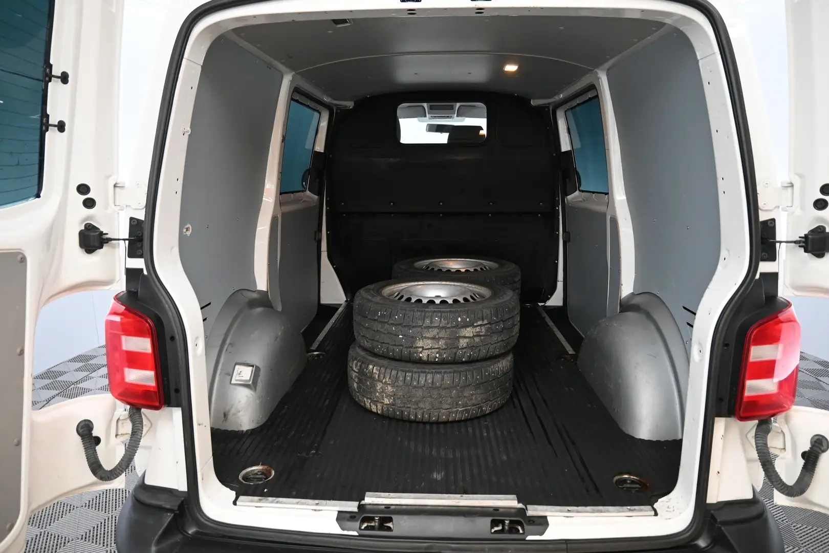 Car Image - AOCwEuwV8adroO3NOK2hh