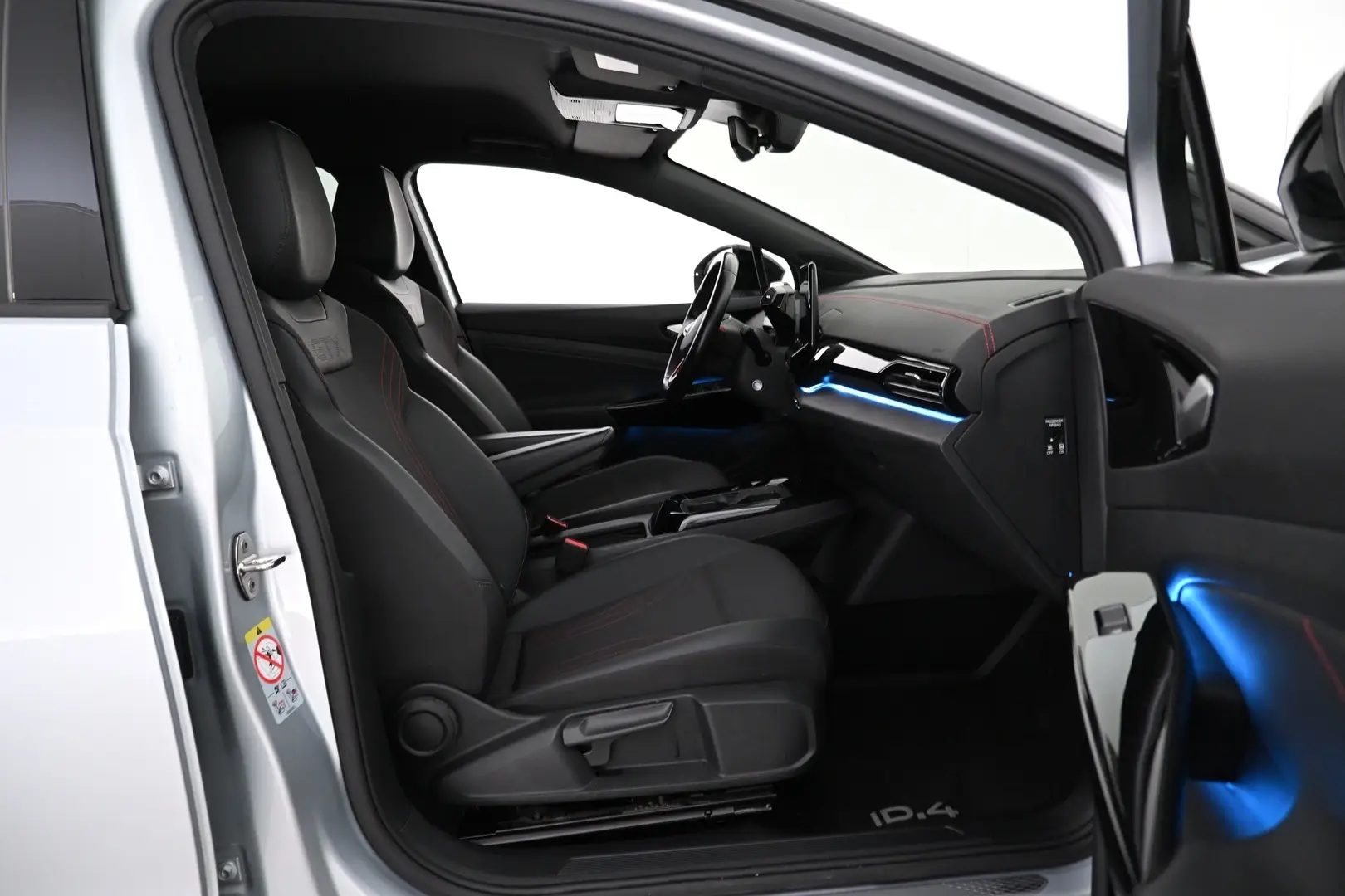 Car Image - 2Cs4LBBqpAAbFOy84FFtRa