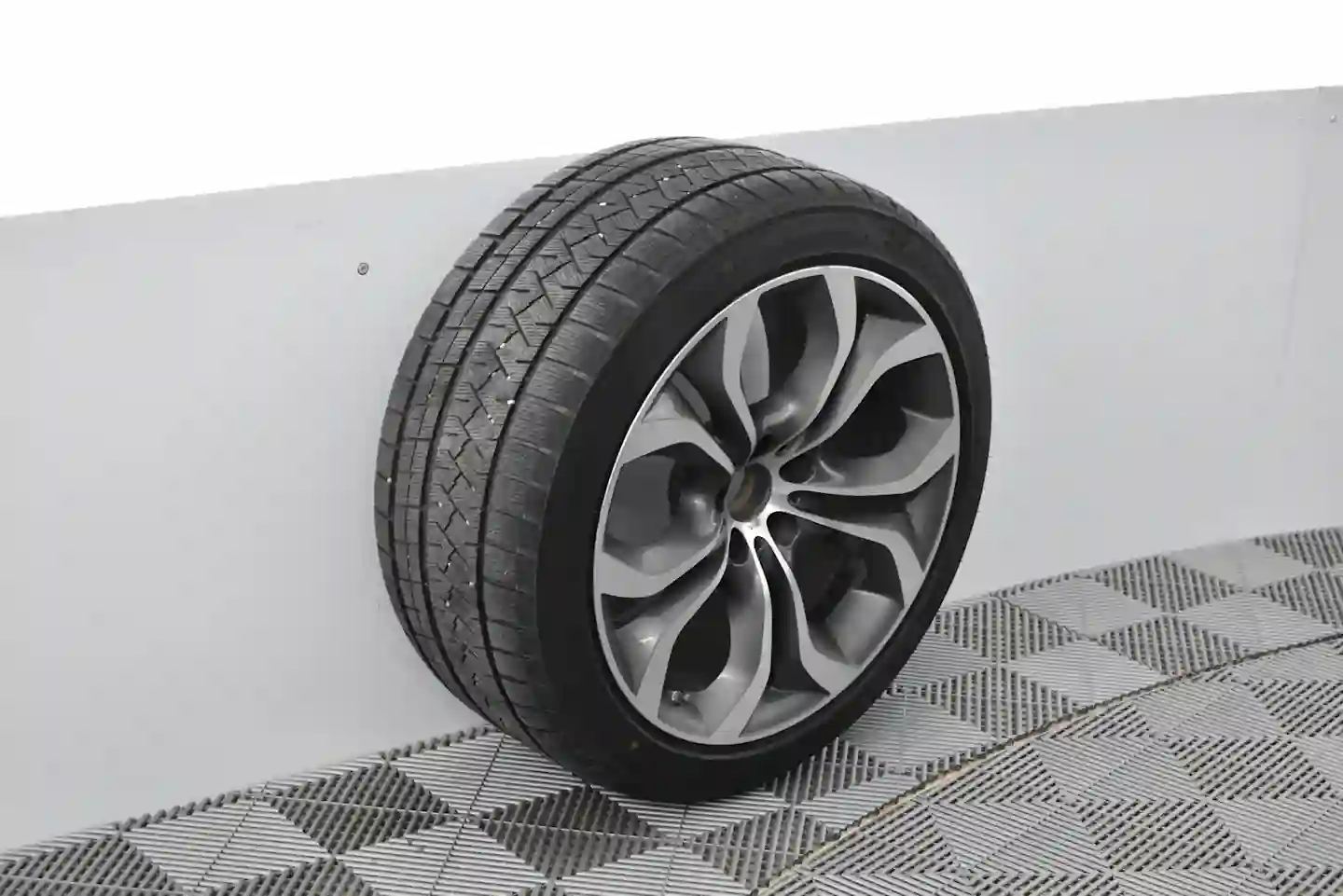 Car Image - 1Rrzv3BNPUTOUasM9SXhL5