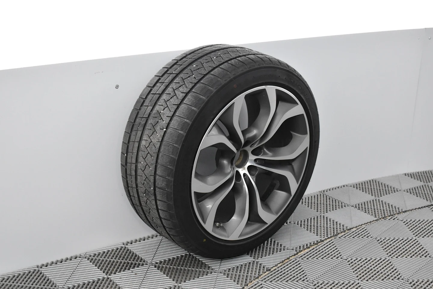 Car Image - 1Rrzv3BNPUTOUasM9SXhL5