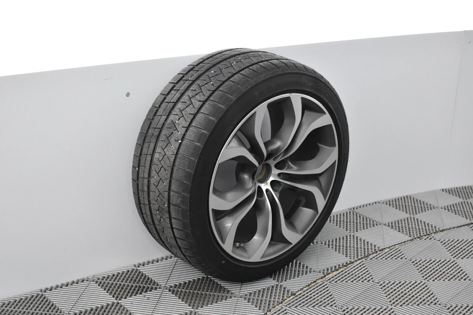 Car Image - 1Rrzv3BNPUTOUasM9SXhL5