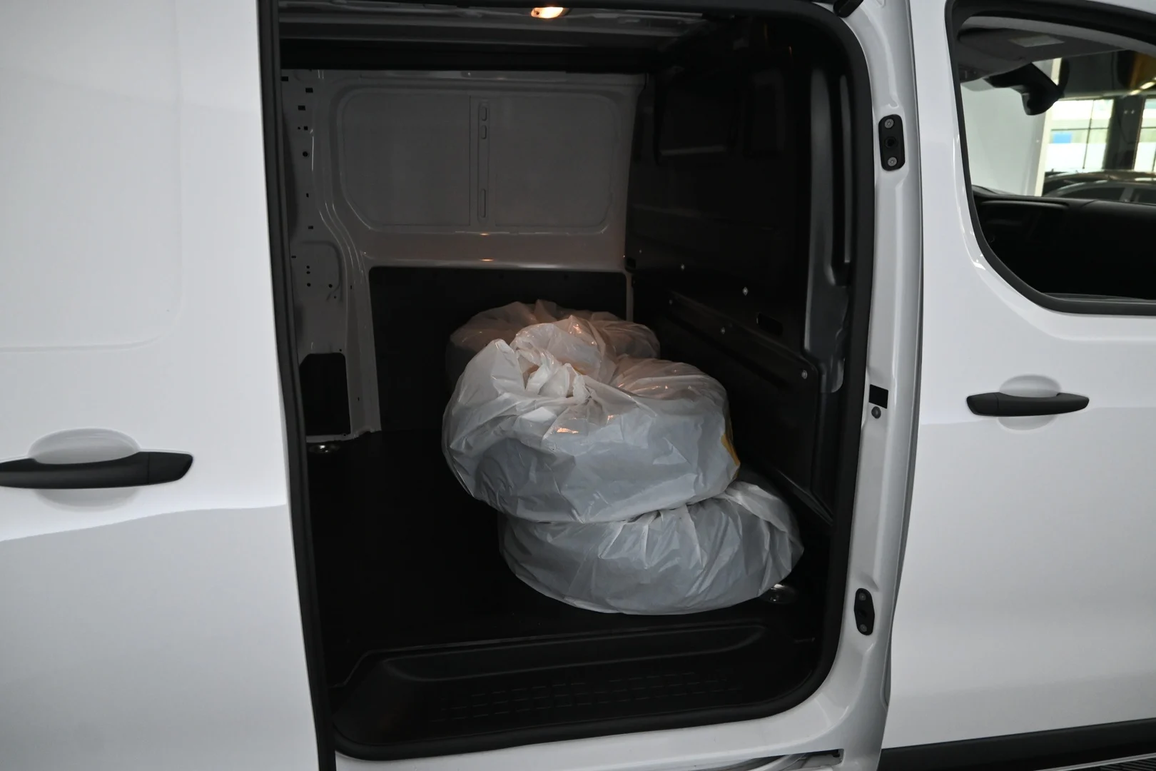 Car Image - cPWuGG2kYRXDJAqzdHsfv