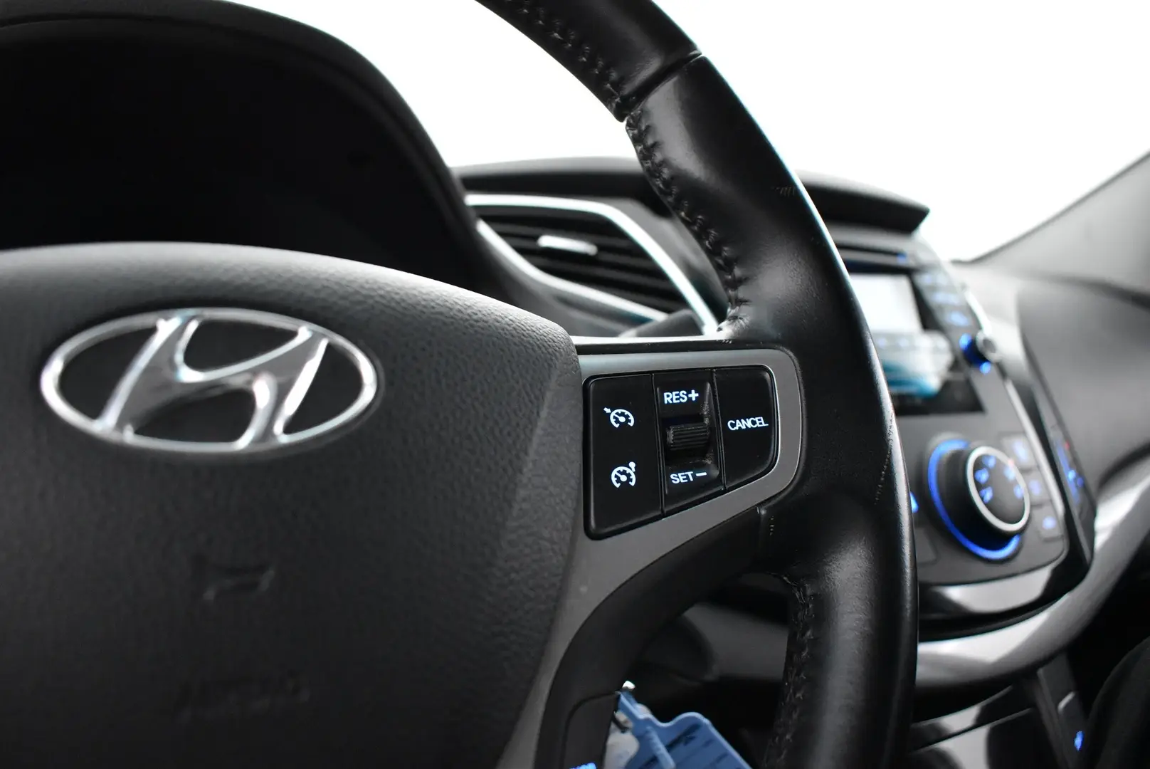 Car Image - 3Bk0uDz8ugWD73KE0cAIgG