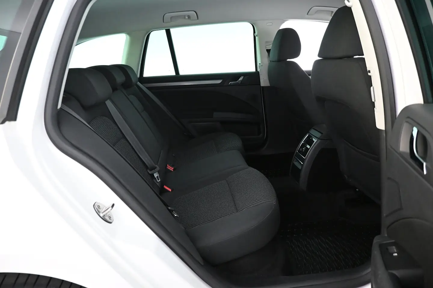 Car Image - 2gbnXzu47nrNFDmAGCnWQo