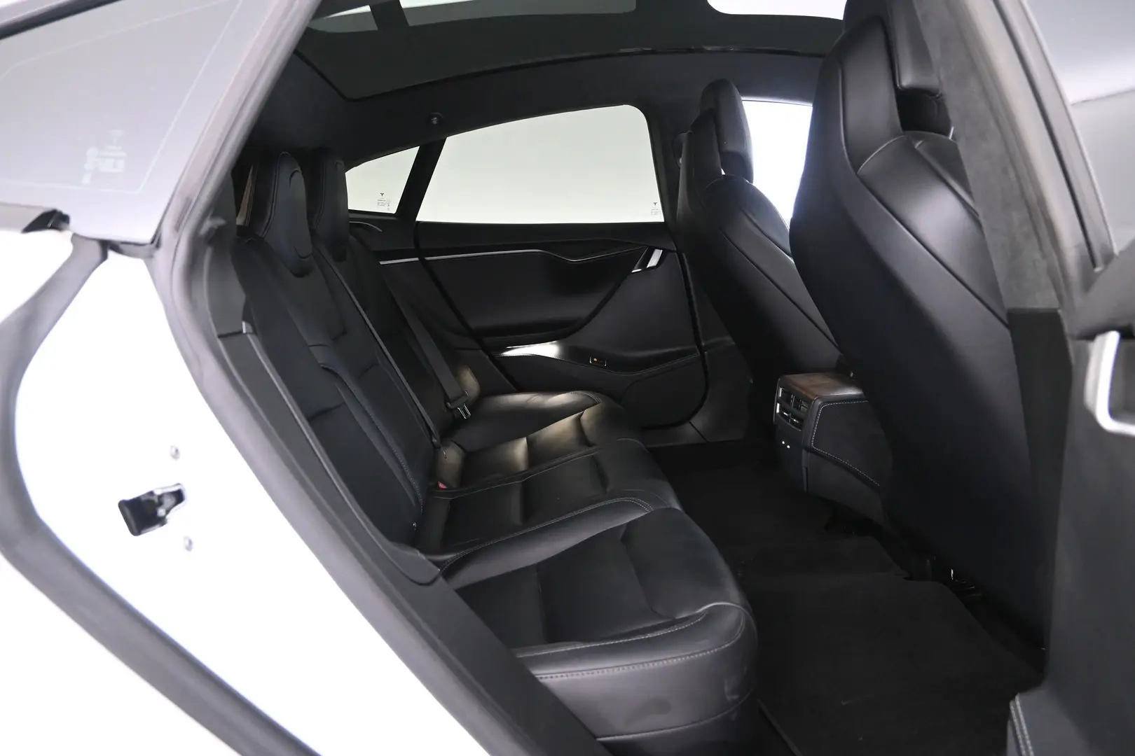 Car Image - F6kS5F6dpENu6hrT5CmWn