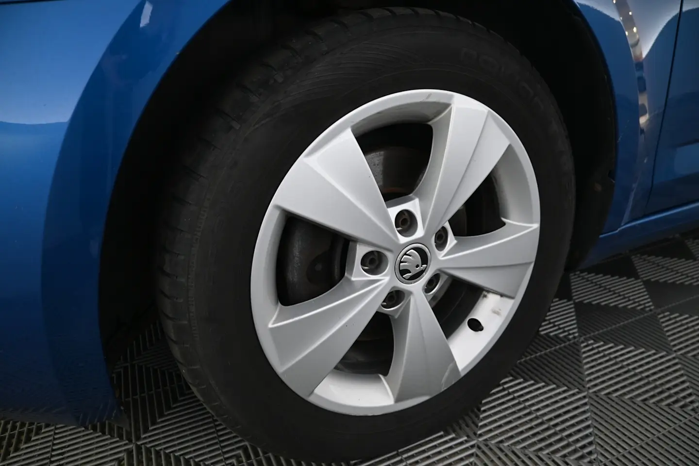 Car Image - 1feiueh3UlSTFQ7zEyUyUd