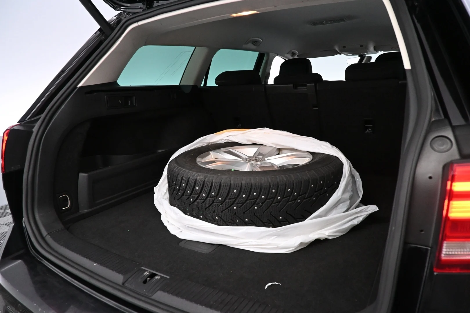 Car Image - 544Fyd8LEkIzxKFrnV8Z8q