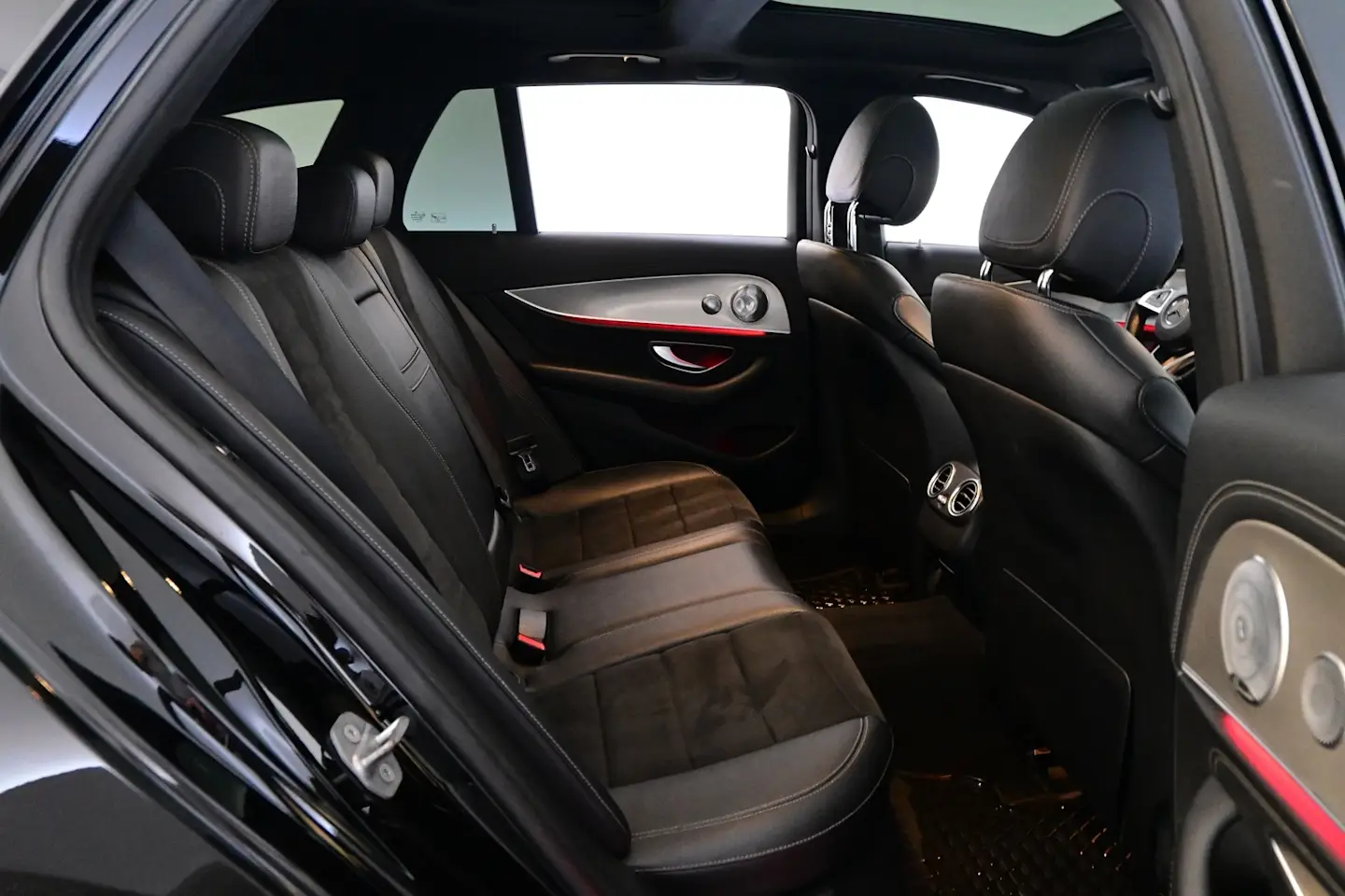 Car Image - 2F7RcurpM45RCFkMB1XRli