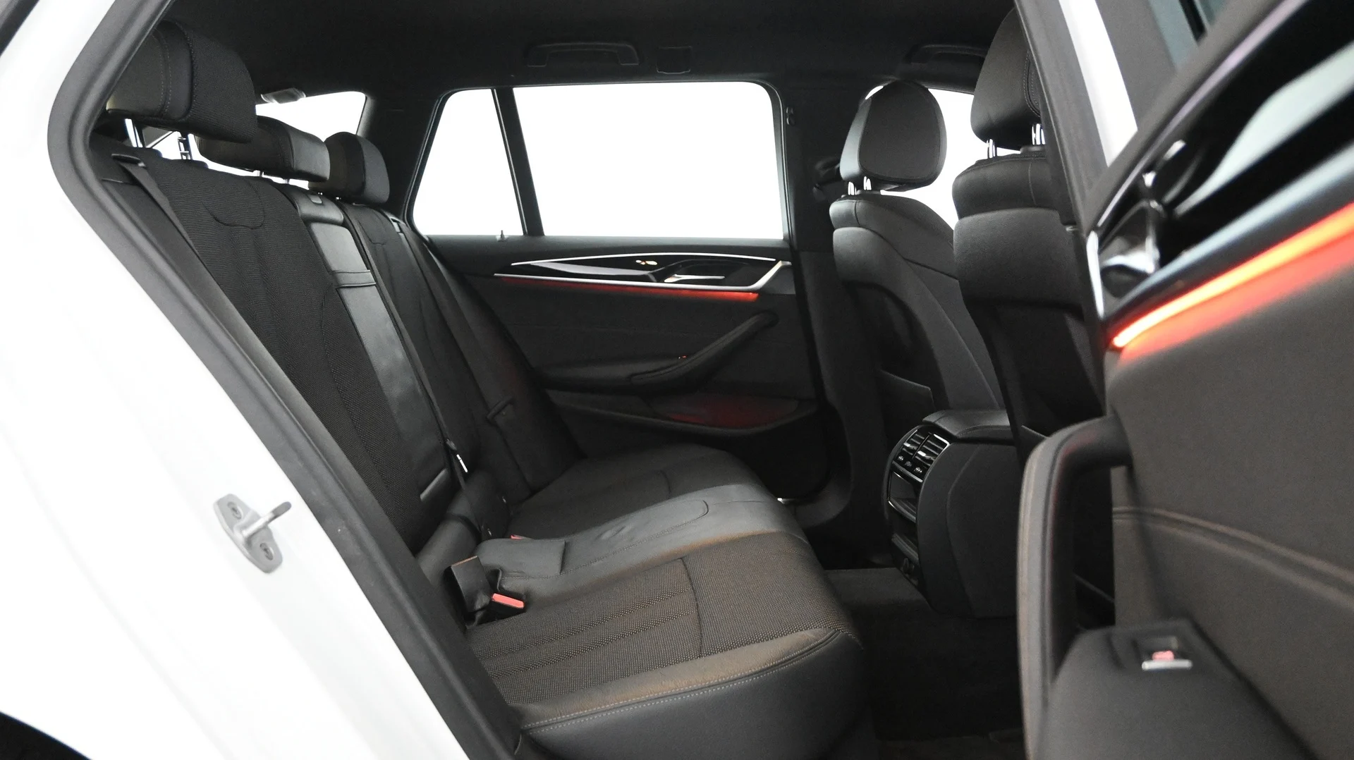 Car Image - Op7iOy6ZVh02SRdILP92E